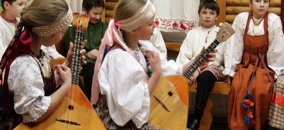 Mengenal Instrumen Balalaika dari Rusia